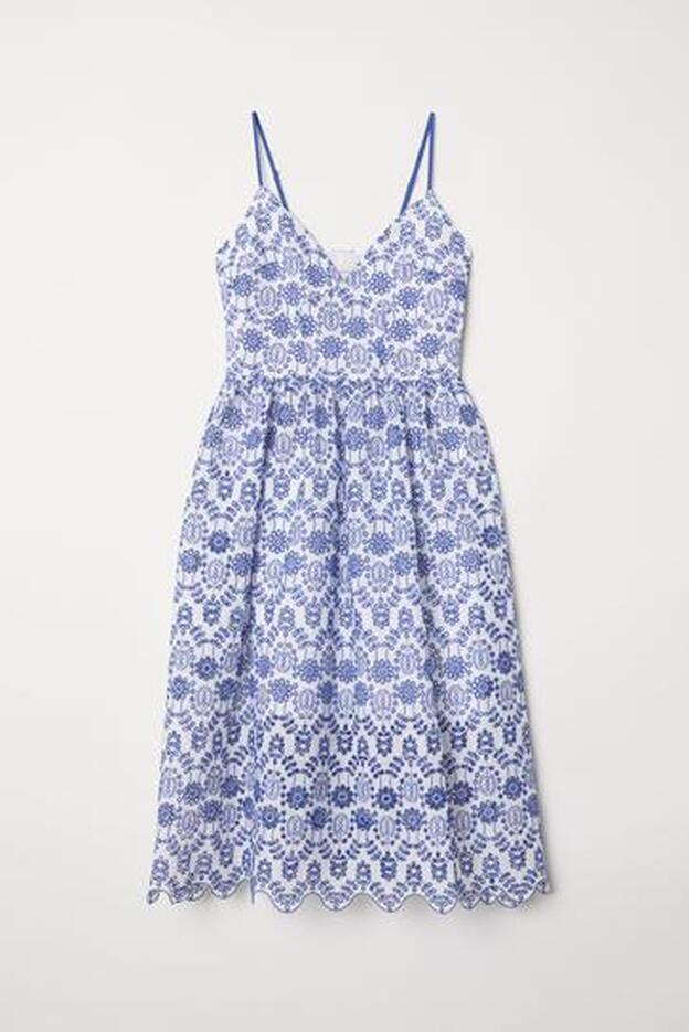 Este fantástico vestido con bordado inglés, de H&M (79€).