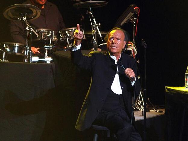 Julio Iglesias durante una actuación en Puerto Rico 2006/GETTY IMAGES