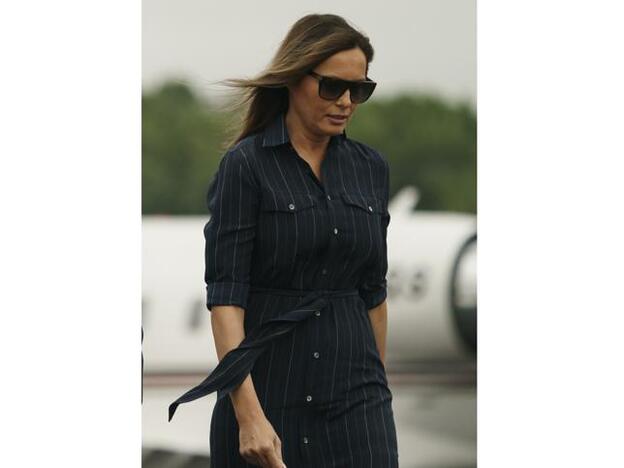 Melania Trump, con un vestido camisero de Ralph Laurent.