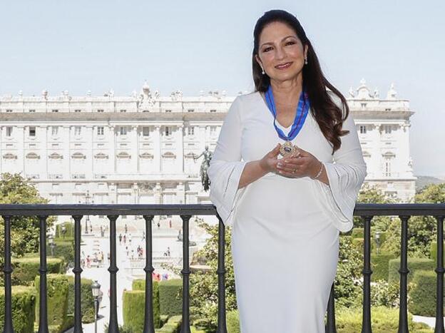 Gloria Estefan posando con la Medalla de Oro de las bellas Artes en el Teatro Real de Madrid.