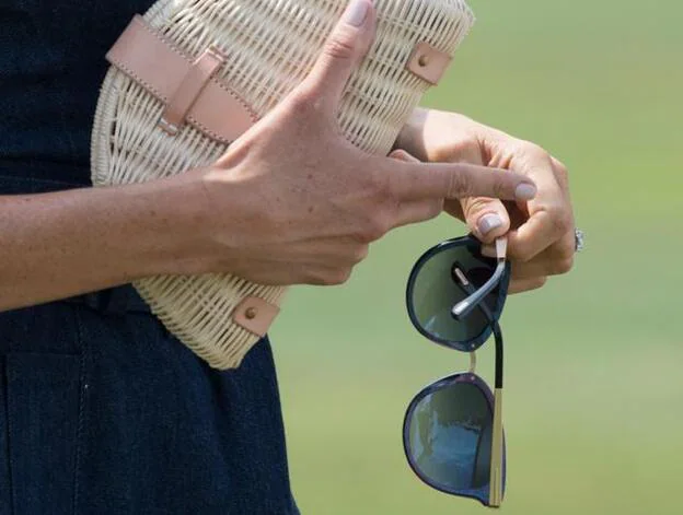 El bolso es un diseño de J.Crew que está rebajado y las gafas de sol son de Tom Ford.