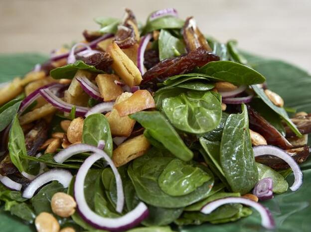 Ensalada de Espinacas, dátiles y almendras.