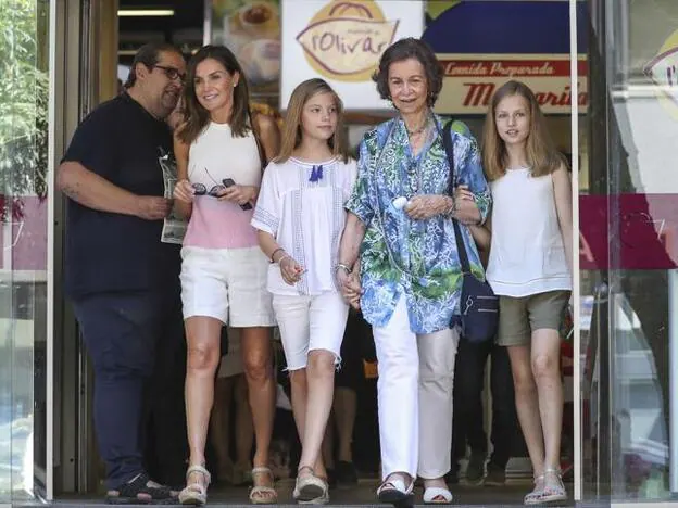 Doña Letizia y doña Sofía con la princesa Leonor y la Infanta Sofía saliendo del mercado de Palma de Mallorca./gtres