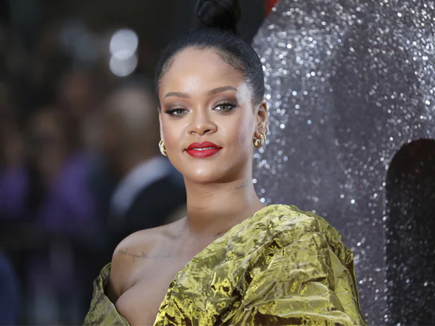 Cuando se maquilla, Rihanna siempre presta especial atención a sus cejas./Gtres