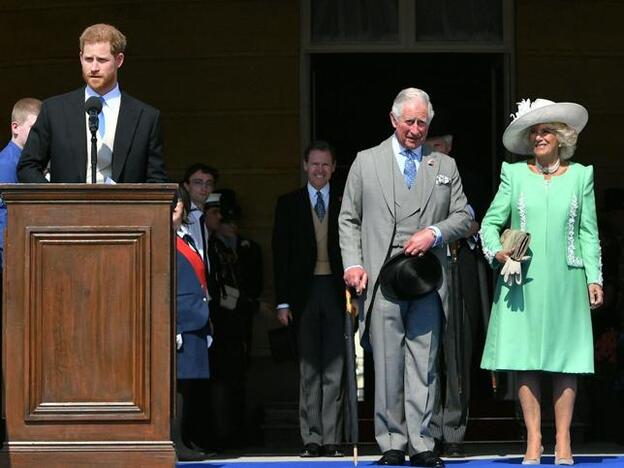 El príncipe Harry dando un discurso ante el príncipe Carlos y Camilla Parker, duquesa de Cornualles./gtres