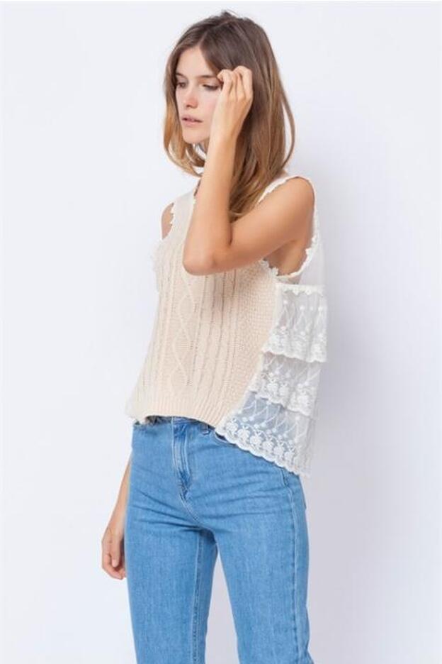 Top Pepa en beige con detalle de punto y bordados, 29,90 euros.