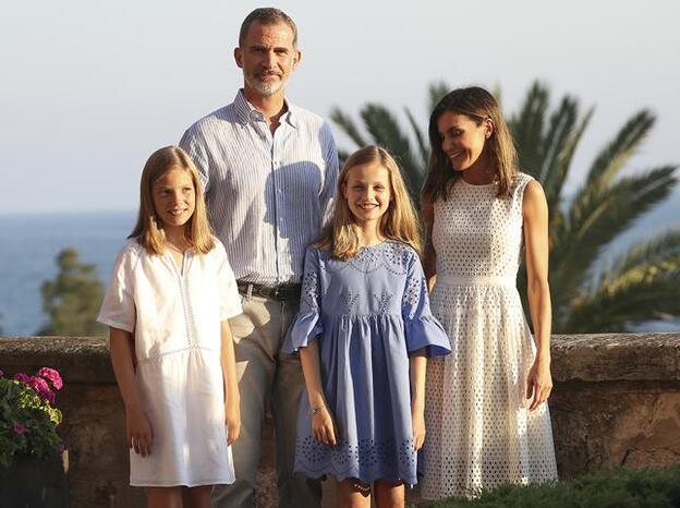 Don Felipe y doña Letizia con sus hijas, la princesa Leonor y la Infanta Sofía posando en el Palacio de la Almudaina./Gtres