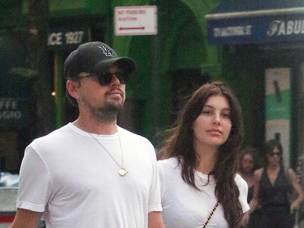 Leonardo DiCaprio y Camila Morrone paseando por las calles de Nueva York en mayo.