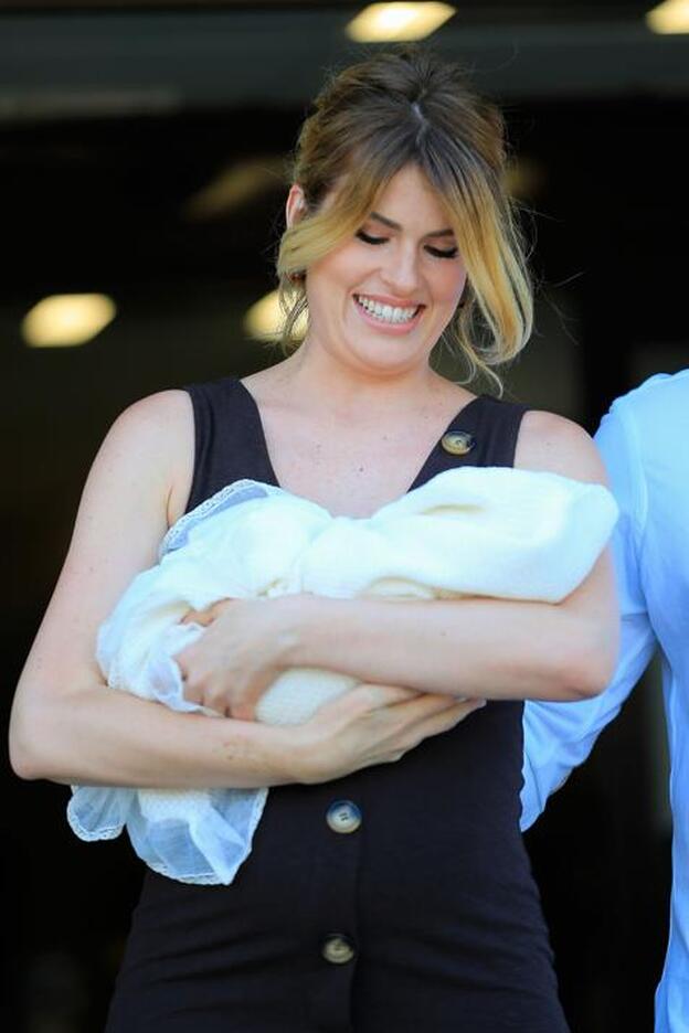 Adriana Abenia el día de su salida del hospital con la niña en brazos./gtres.