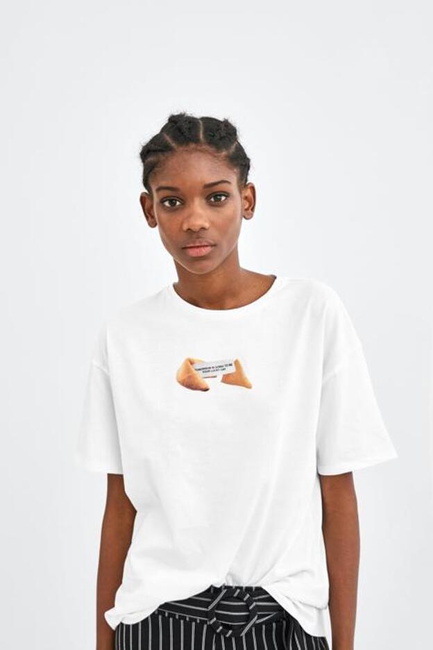 Camiseta de la galleta e la suerte de Zara por 7,95 euros.