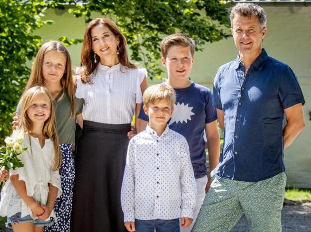 Federico y Mary de Dinamarca posando con sus hijos en los jardines del castillo de Grasten. En primera fila los pequeños Josefina y Vicente. Detrás, Isabel y Christian./gtres