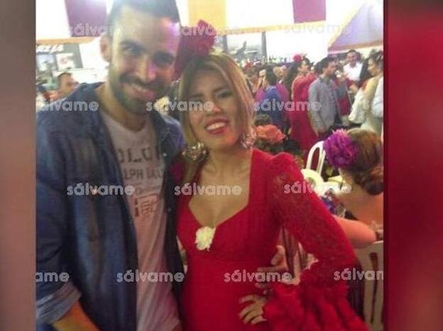 Cahbelita en una imagen de 2016 con un mimebro de La Manada./telecinco.