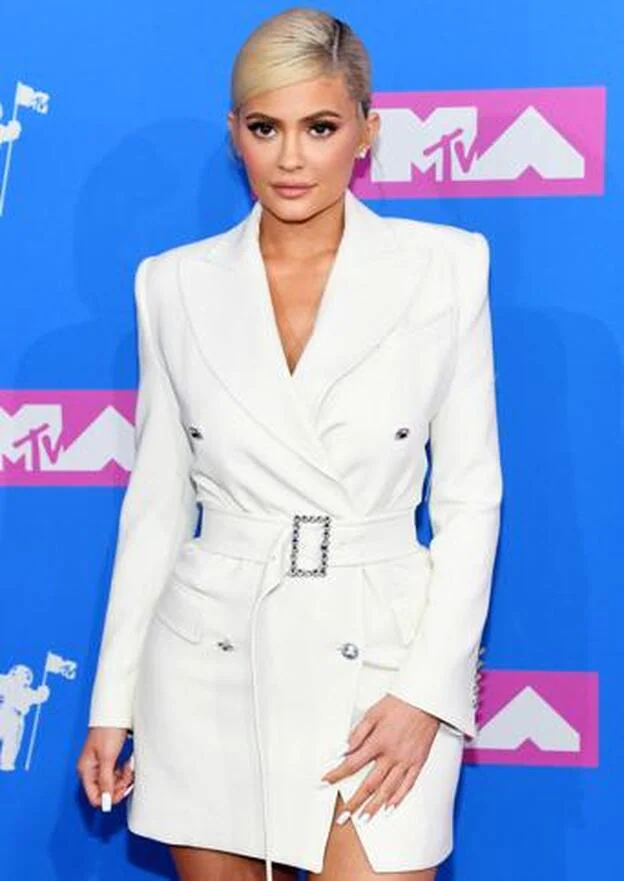 Uñas en blanco mate completan el look total white de Kylie Jenner.