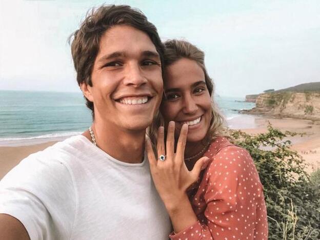 Pincha para ver cómo nos imaginamos el vestido de novia de María Pombo. En la foto junto a Pablo Castellano, muestra su anillo de compromiso./instagram.