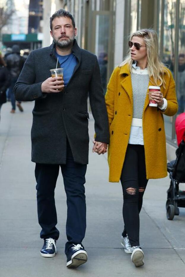 Ben Affleck y Lindsay Shookus paseando por las calles de Nueva York./Gtres