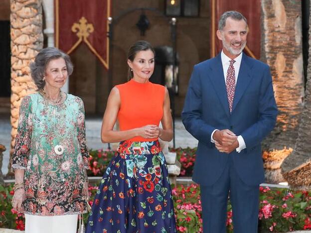 Don Felipe y doña Letizia acompañados por la Reina Sofía durante la recepción de este verano en el Palacio de La Almudaina./gTRES