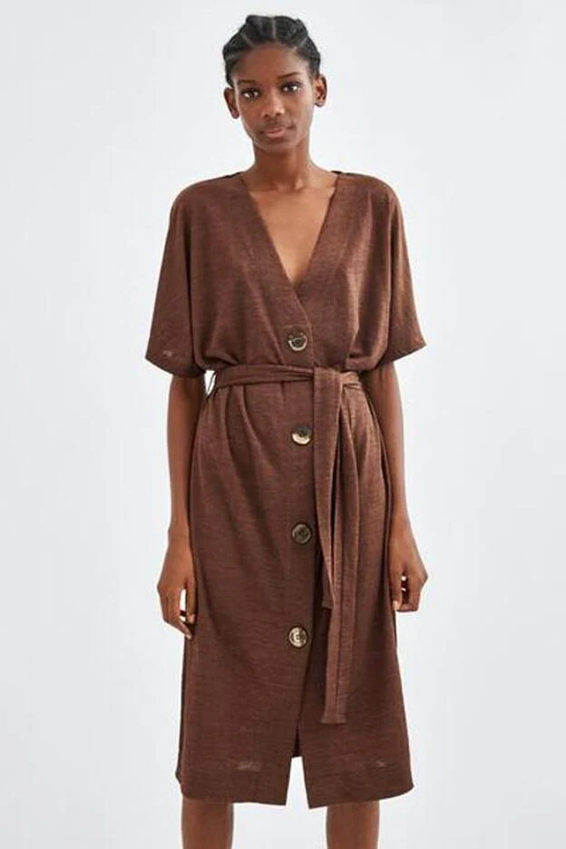 Vestido de botones con cinturón y en color marrón, 22,95 euros.