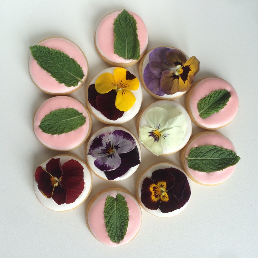 Galletas decoradas con flores comestibles