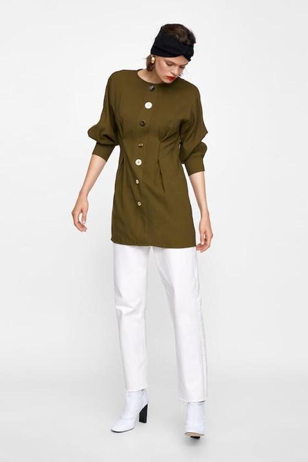 Vestido de pliegues con detalle de botones en color khaki, 29,95 euros.