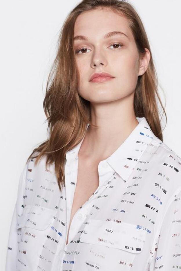 Blusa estampada, unos 240 euros.