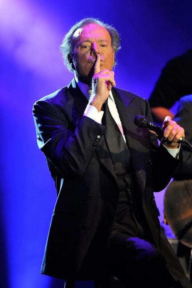 Julio Iglesias sobre el escenario en un concierto./cordon press.