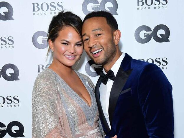 Chrissy Teigen junto a John Legend en una foto de archivo./Gtres