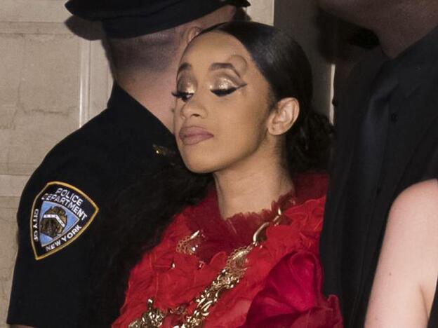 Cardi B abandona la fiesta con un bulto en su ceja izquierda./gtres