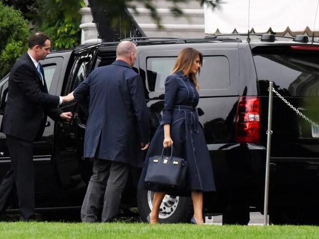 Melania Trump, con vestido de Hervé Pierre y bolso de Hermès.