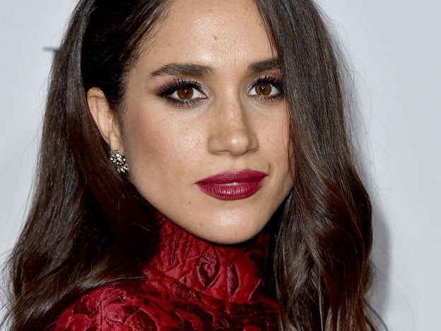 A pesar de que los labios rojos no le quedan nada mal, esta es la única vez que Meghan los ha lucido en público.