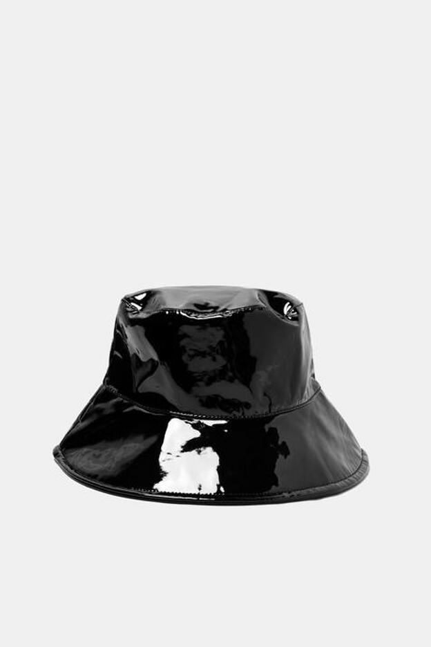 Gorro de charol de Zara: 15,95 euros.