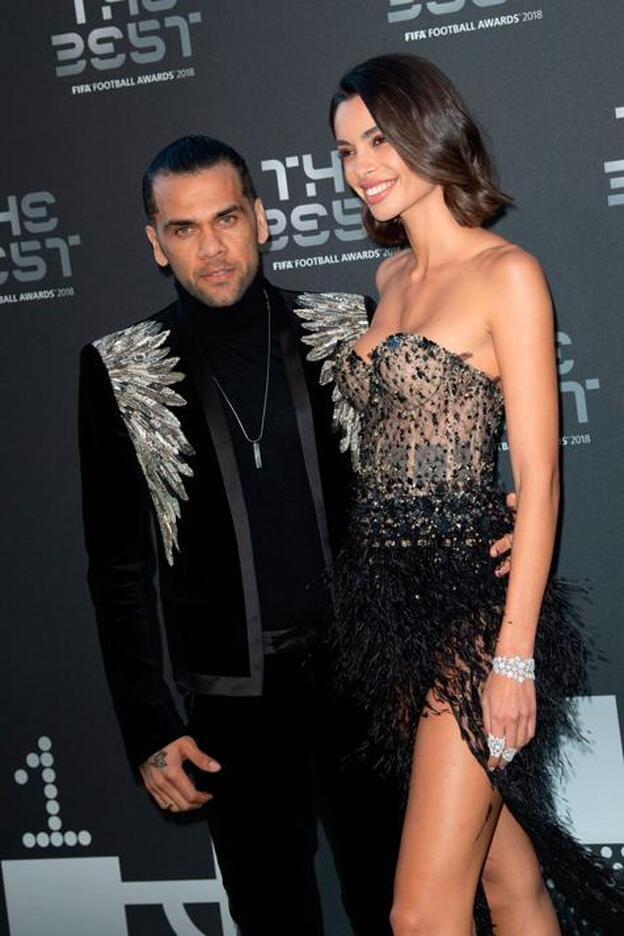 Dani Alves y Joana sanz en los Premios The Best 2018./cordon press.