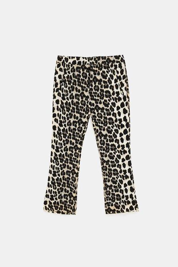 Pantalón estampado animal print de Zara.