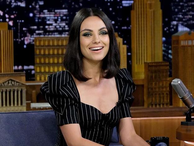 La sombra de ojos coor esmeralda aporta luminosidad al look 'total black' de Mila Kunis.