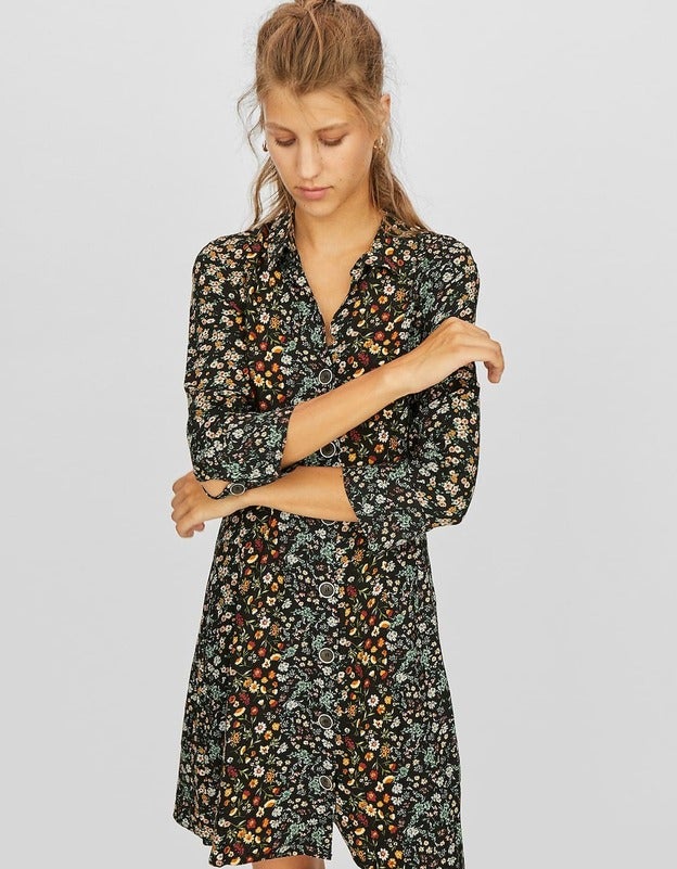 La versión otoñal del vestido de María Pombo está en Stradivarius, y cuesta 19.99 euros.