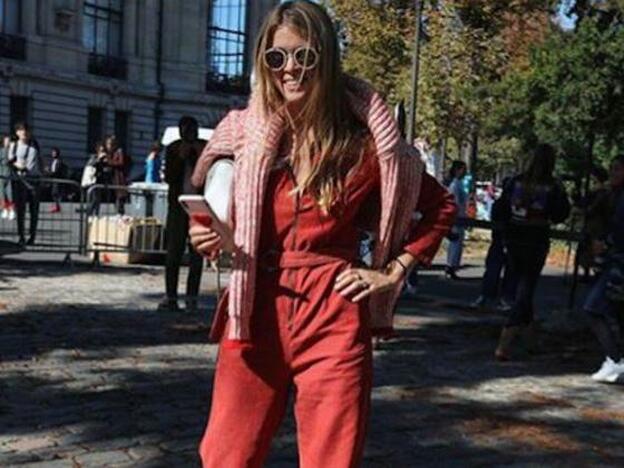 La siempre ganadora combinación de rojo y rosa. Esta vez el jersey va sin anudar.