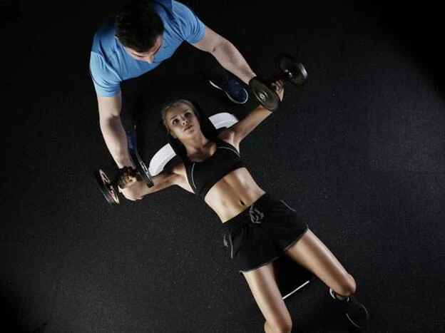 Una mujer entrena con su personal trainer./pixabay