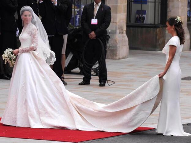 Kate Middleton en su boda con el príncipe Guillermo junto a su hermana Pippa durante su boda.