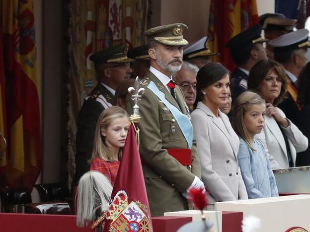 La Princesa Leonor se sitúa por primera vez a la derecha de su padre el Rey Felipe VI. Haz clic en la imagen para ver los mejores looks de la reina Letiza en el Día de la Hispanidad./gtres.