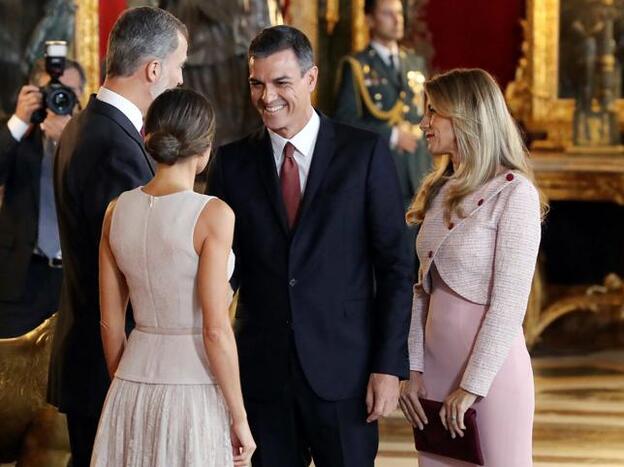 Pedro Sánchez y su mujer, Begoña Gómez, saludando a los Reyes Felipe y Letizia a su llegada a la recepción del 12 de octubre en el Palacio real./Gtres