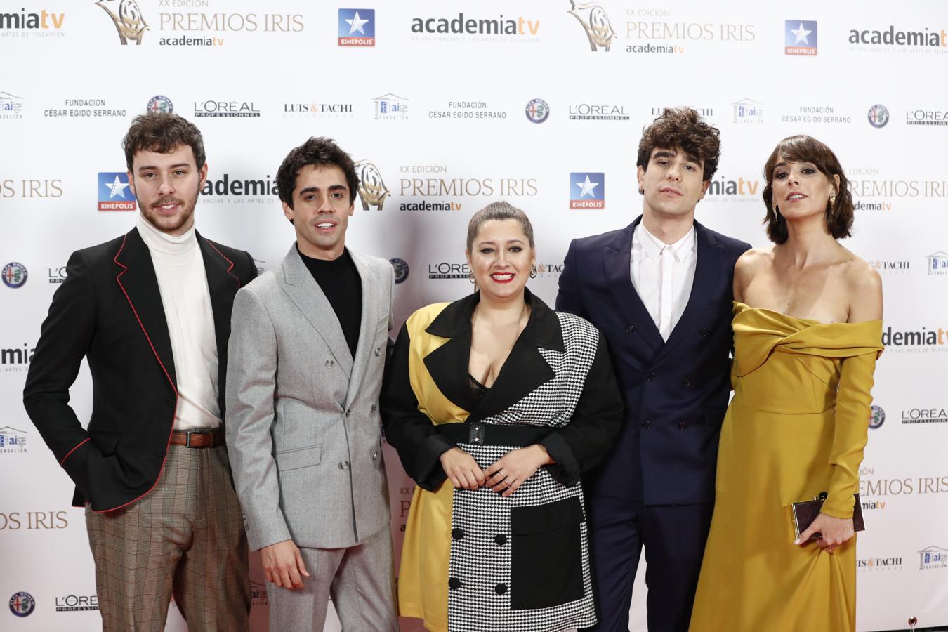 Belén Cuesta, de Pedro del Hierro, con los actores y directores de 'Paquita Salas' en los Premios Iris 2018