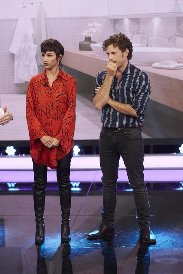 La actriz combinó su vestido camisero, con unos leggings de lycra, unas botas mosqueteras por encima de la rodilla y unos pendientes geométricos XXL.