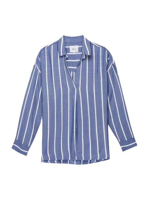 Camisa con estampado de rayas blancas finas sobre fondo azul y con cuello en pico.