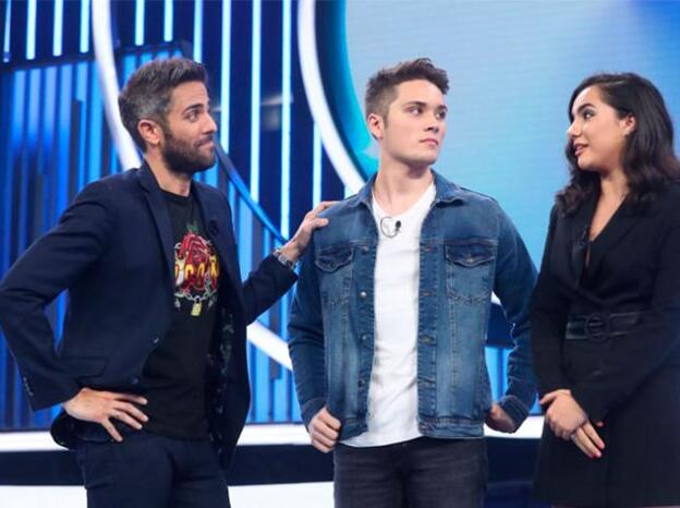 Damion y Marta, nominados de la noche, junto al presentador de 'OT 2018', Roberto Leal. Pinchando sobre la foto, las mejores imágenes de la gala./twitter.