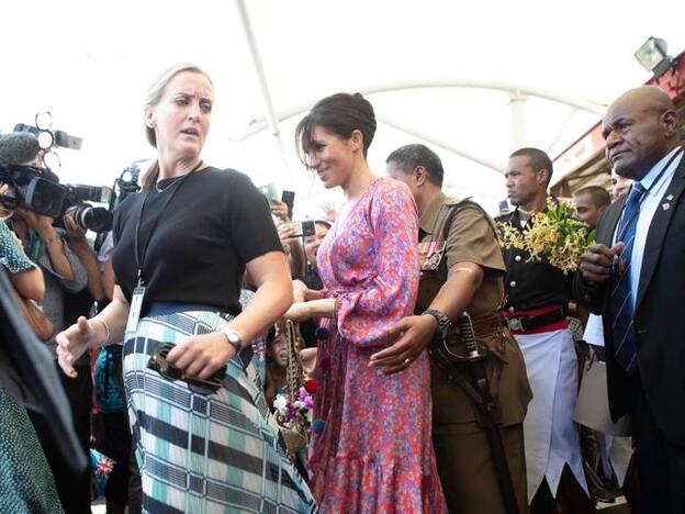 Meghan Markle protegida por los efectivos policiales durante su visita a un mercado en Suva (Fiji)./Gtres