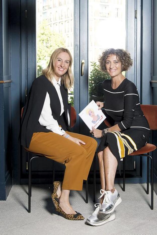 Ana García Lozano posa con Isabel de Villota durante la presentación del libro.