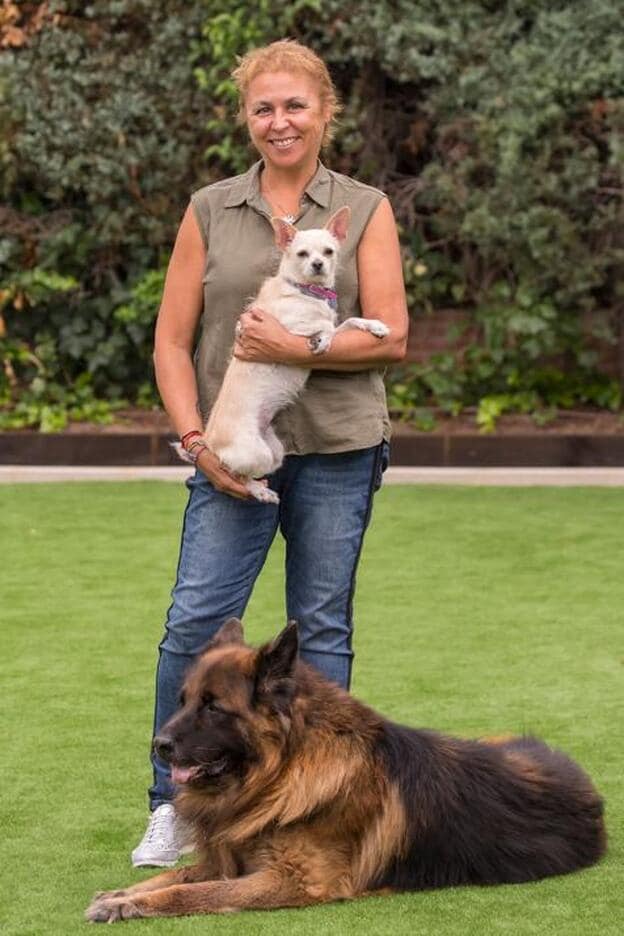 La escritora María del Carmen Rodríguez del Álamo, la mujer que se esconde tras el sobrenombre de Megan Maxwell, posa en su casa con sus dos perros./M. vaquero