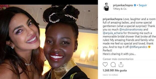 Priyanka Chopra durante la celebración de su preboda junto a la actriz Lupita Nyong'o.