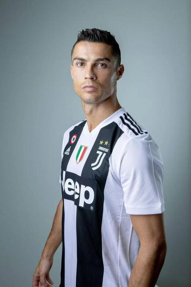 Cristiano Ronaldo posa con la camiseta de la Juventus de Turín./cordon press.