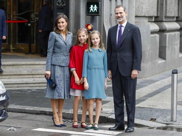 Pincha en la foto para ver cómo llevó la Reina Letizia este mismo look en el Día de la Hispanidad 2017./Gtres