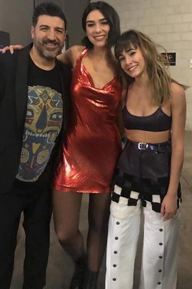 Aitana Ocaña junto a Tony Aguilar y Dua Lipa.